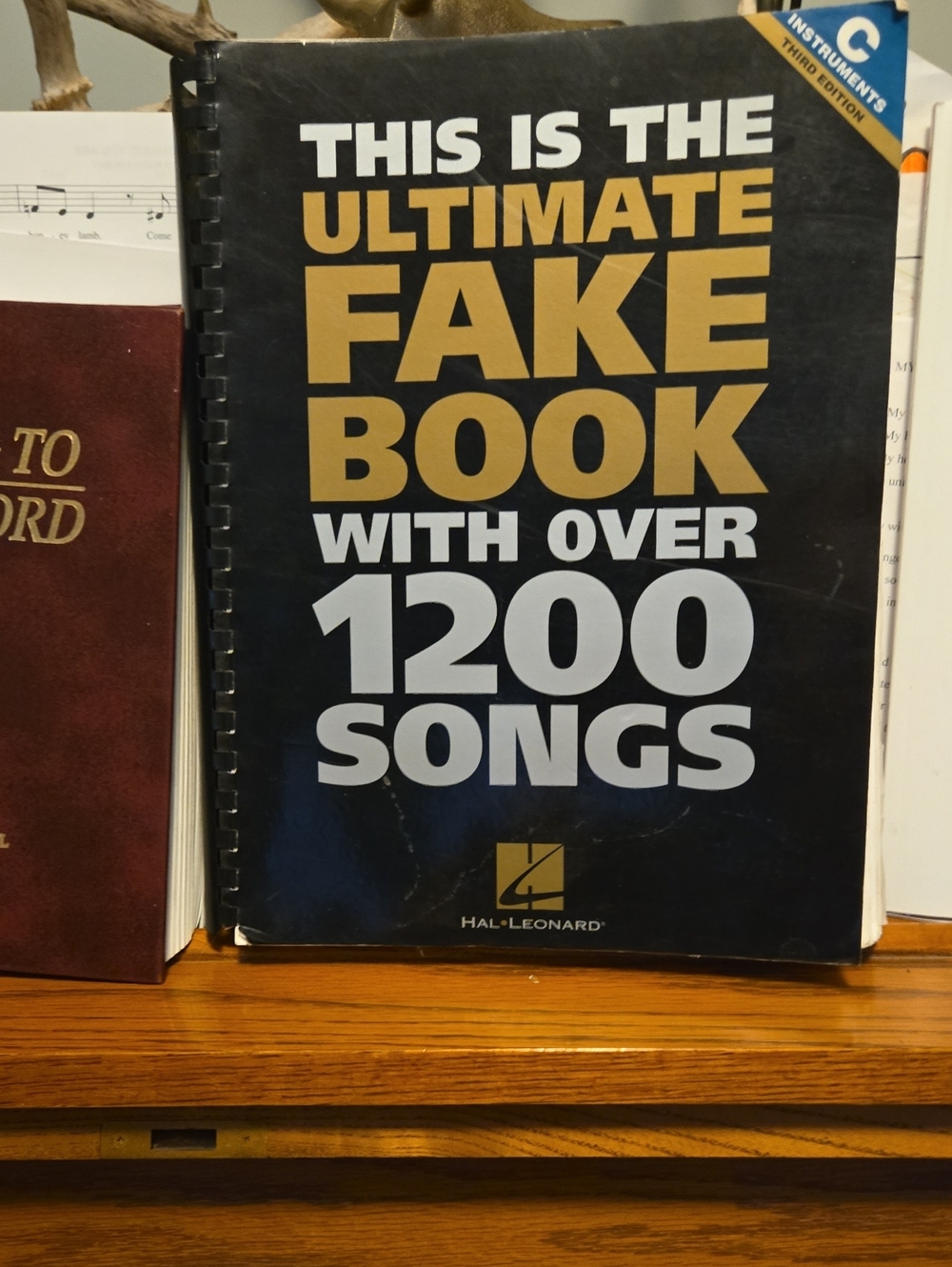 Hal Leonard This Is The Ultimate Fake Book - Black/Gold